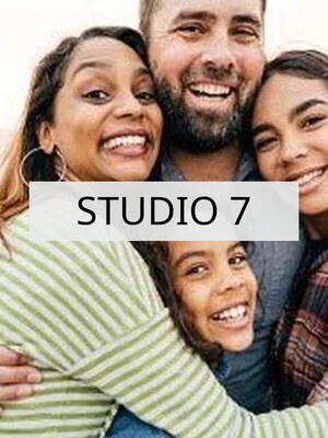 Lo stesso fotogramma specchiato, con l'insegna ora leggibile